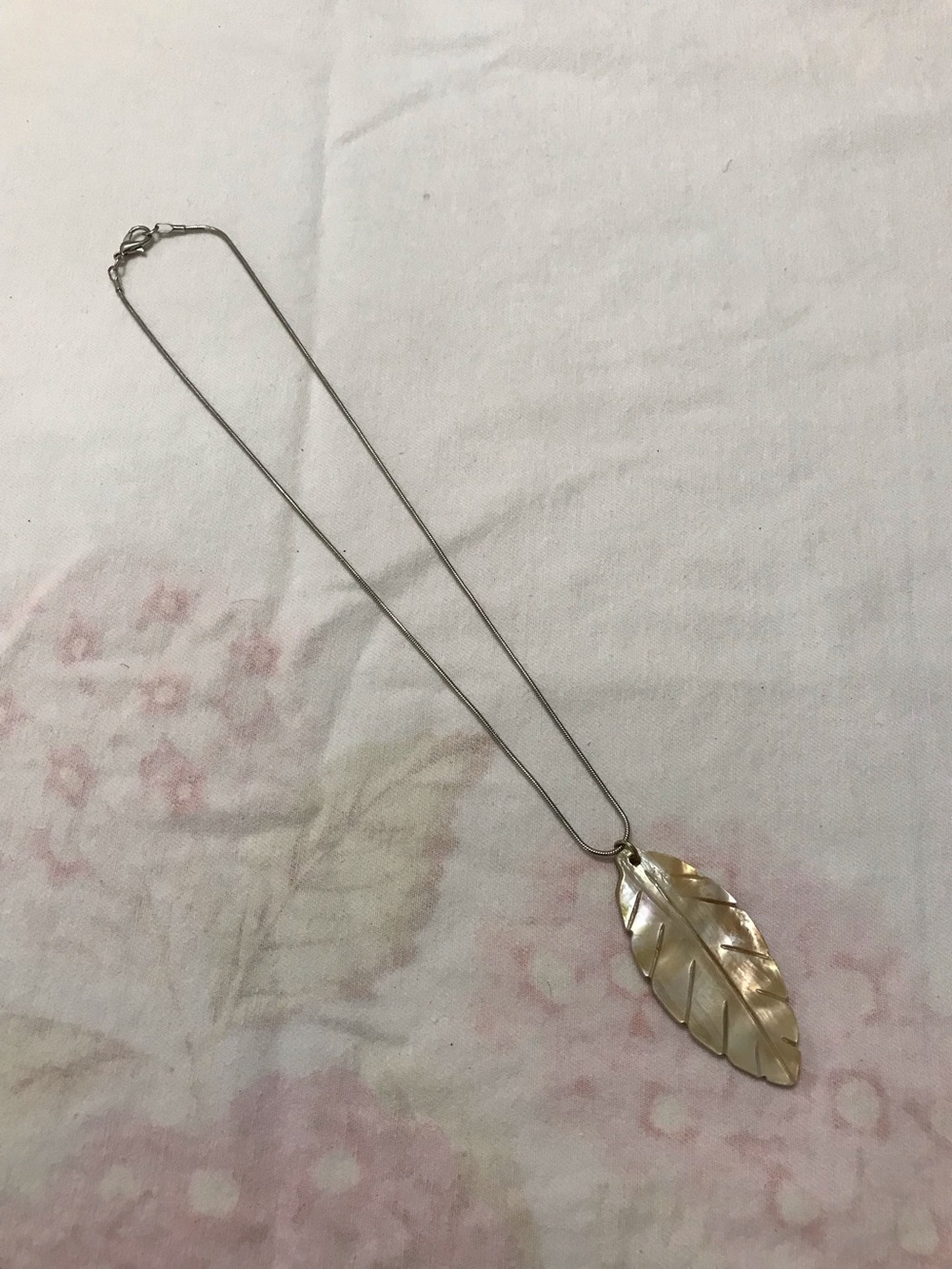 Silver Tone Chain Mother of Pearl Leaf Pendant Necklace 16”